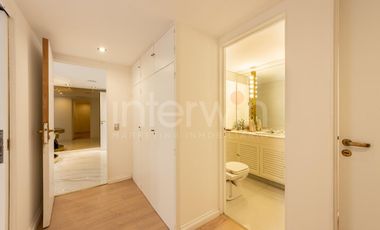 Piso  de 328 m totalmente reciclado, con 2 Cocheras, en La Isla de Recoleta.