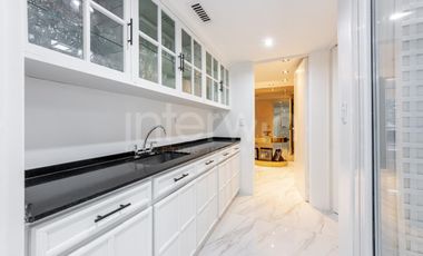 Piso  de 328 m totalmente reciclado, con 2 Cocheras, en La Isla de Recoleta.