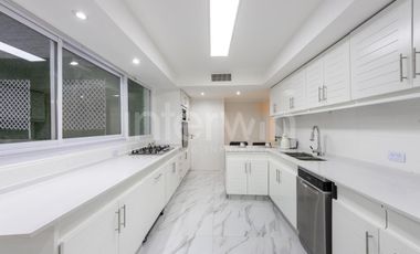 Piso  de 328 m totalmente reciclado, con 2 Cocheras, en La Isla de Recoleta.