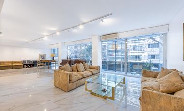 Piso  de 328 m totalmente reciclado, con 2 Cocheras, en La Isla de Recoleta.
