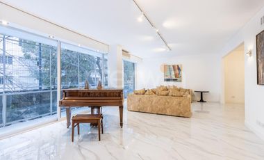 Piso  de 328 m totalmente reciclado, con 2 Cocheras, en La Isla de Recoleta.