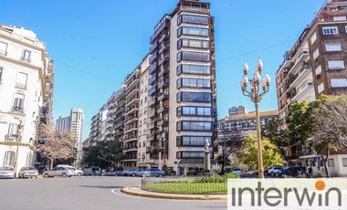 Piso  de 328 m totalmente reciclado, con 2 Cocheras, en La Isla de Recoleta.