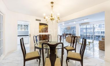 Piso  de 328 m totalmente reciclado, con 2 Cocheras, en La Isla de Recoleta.