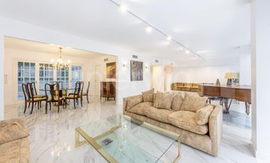 Piso  de 328 m totalmente reciclado, con 2 Cocheras, en La Isla de Recoleta.