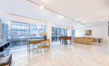 Piso  de 328 m totalmente reciclado, con 2 Cocheras, en La Isla de Recoleta.