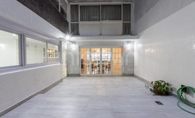 Piso  de 328 m totalmente reciclado, con 2 Cocheras, en La Isla de Recoleta.