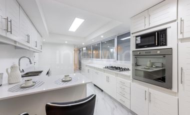Piso  de 328 m totalmente reciclado, con 2 Cocheras, en La Isla de Recoleta.