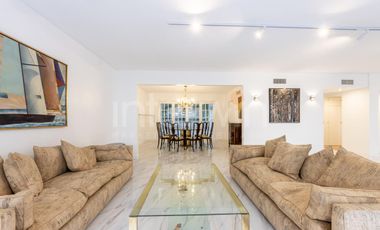 Piso  de 328 m totalmente reciclado, con 2 Cocheras, en La Isla de Recoleta.