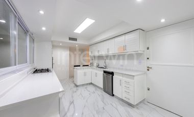 Piso  de 328 m totalmente reciclado, con 2 Cocheras, en La Isla de Recoleta.