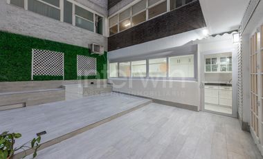 Piso  de 328 m totalmente reciclado, con 2 Cocheras, en La Isla de Recoleta.