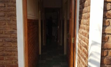 EXCELENTE CASA 2 PLANTAS EN LOTE PROPIO CON COCHERA SEMICUBIERTA, 4 HABITACIONES, PATIO Y FONDO LIBRE, LAVADERO Y JARDÍN DE INVIERNO. EXCELENTE ESTADO