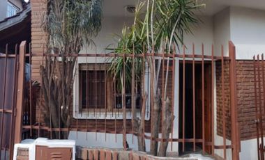 EXCELENTE CASA 2 PLANTAS EN LOTE PROPIO CON COCHERA SEMICUBIERTA, 4 HABITACIONES, PATIO Y FONDO LIBRE, LAVADERO Y JARDÍN DE INVIERNO. EXCELENTE ESTADO