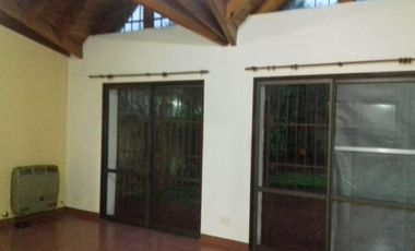 EXCELENTE CASA 2 PLANTAS EN LOTE PROPIO CON COCHERA SEMICUBIERTA, 4 HABITACIONES, PATIO Y FONDO LIBRE, LAVADERO Y JARDÍN DE INVIERNO. EXCELENTE ESTADO