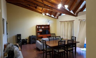 EXCELENTE CASA 2 PLANTAS EN LOTE PROPIO CON COCHERA SEMICUBIERTA, 4 HABITACIONES, PATIO Y FONDO LIBRE, LAVADERO Y JARDÍN DE INVIERNO. EXCELENTE ESTADO