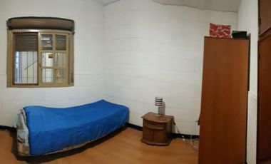 EXCELENTE CASA 2 PLANTAS EN LOTE PROPIO CON COCHERA SEMICUBIERTA, 4 HABITACIONES, PATIO Y FONDO LIBRE, LAVADERO Y JARDÍN DE INVIERNO. EXCELENTE ESTADO