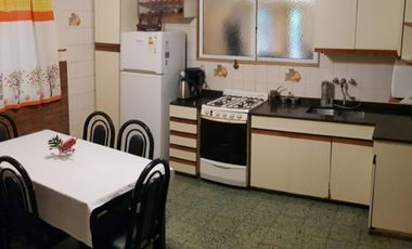 EXCELENTE CASA 2 PLANTAS EN LOTE PROPIO CON COCHERA SEMICUBIERTA, 4 HABITACIONES, PATIO Y FONDO LIBRE, LAVADERO Y JARDÍN DE INVIERNO. EXCELENTE ESTADO