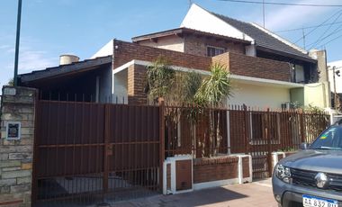 EXCELENTE CASA 2 PLANTAS EN LOTE PROPIO CON COCHERA SEMICUBIERTA, 4 HABITACIONES, PATIO Y FONDO LIBRE, LAVADERO Y JARDÍN DE INVIERNO. EXCELENTE ESTADO