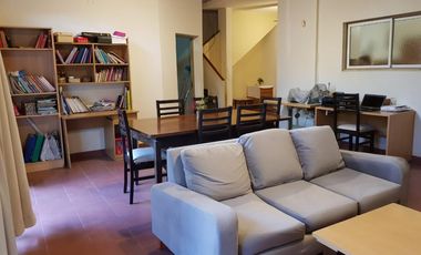 EXCELENTE CASA 2 PLANTAS EN LOTE PROPIO CON COCHERA SEMICUBIERTA, 4 HABITACIONES, PATIO Y FONDO LIBRE, LAVADERO Y JARDÍN DE INVIERNO. EXCELENTE ESTADO