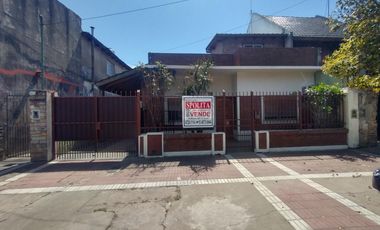 EXCELENTE CASA 2 PLANTAS EN LOTE PROPIO CON COCHERA SEMICUBIERTA, 4 HABITACIONES, PATIO Y FONDO LIBRE, LAVADERO Y JARDÍN DE INVIERNO. EXCELENTE ESTADO