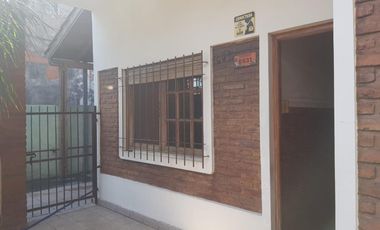 EXCELENTE CASA 2 PLANTAS EN LOTE PROPIO CON COCHERA SEMICUBIERTA, 4 HABITACIONES, PATIO Y FONDO LIBRE, LAVADERO Y JARDÍN DE INVIERNO. EXCELENTE ESTADO