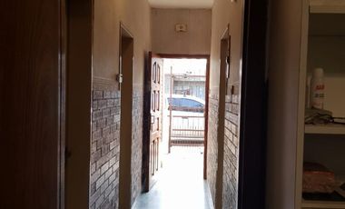 EXCELENTE CASA 2 PLANTAS EN LOTE PROPIO CON COCHERA SEMICUBIERTA, 4 HABITACIONES, PATIO Y FONDO LIBRE, LAVADERO Y JARDÍN DE INVIERNO. EXCELENTE ESTADO