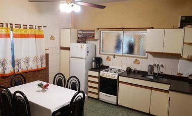 EXCELENTE CASA 2 PLANTAS EN LOTE PROPIO CON COCHERA SEMICUBIERTA, 4 HABITACIONES, PATIO Y FONDO LIBRE, LAVADERO Y JARDÍN DE INVIERNO. EXCELENTE ESTADO