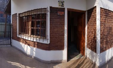 EXCELENTE CASA 2 PLANTAS EN LOTE PROPIO CON COCHERA SEMICUBIERTA, 4 HABITACIONES, PATIO Y FONDO LIBRE, LAVADERO Y JARDÍN DE INVIERNO. EXCELENTE ESTADO