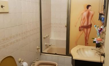 EXCELENTE CASA 2 PLANTAS EN LOTE PROPIO CON COCHERA SEMICUBIERTA, 4 HABITACIONES, PATIO Y FONDO LIBRE, LAVADERO Y JARDÍN DE INVIERNO. EXCELENTE ESTADO