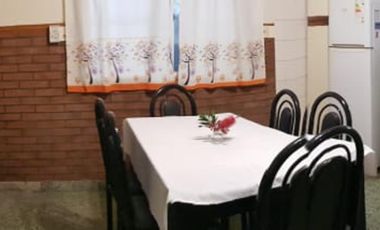 EXCELENTE CASA 2 PLANTAS EN LOTE PROPIO CON COCHERA SEMICUBIERTA, 4 HABITACIONES, PATIO Y FONDO LIBRE, LAVADERO Y JARDÍN DE INVIERNO. EXCELENTE ESTADO