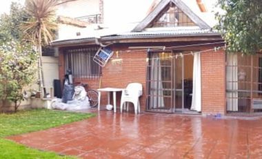 EXCELENTE CASA 2 PLANTAS EN LOTE PROPIO CON COCHERA SEMICUBIERTA, 4 HABITACIONES, PATIO Y FONDO LIBRE, LAVADERO Y JARDÍN DE INVIERNO. EXCELENTE ESTADO