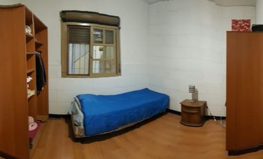 EXCELENTE CASA 2 PLANTAS EN LOTE PROPIO CON COCHERA SEMICUBIERTA, 4 HABITACIONES, PATIO Y FONDO LIBRE, LAVADERO Y JARDÍN DE INVIERNO. EXCELENTE ESTADO