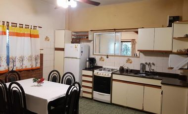 EXCELENTE CASA 2 PLANTAS EN LOTE PROPIO CON COCHERA SEMICUBIERTA, 4 HABITACIONES, PATIO Y FONDO LIBRE, LAVADERO Y JARDÍN DE INVIERNO. EXCELENTE ESTADO