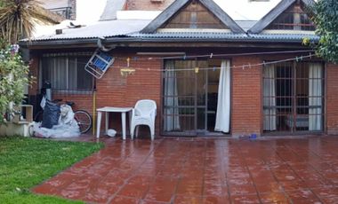 EXCELENTE CASA 2 PLANTAS EN LOTE PROPIO CON COCHERA SEMICUBIERTA, 4 HABITACIONES, PATIO Y FONDO LIBRE, LAVADERO Y JARDÍN DE INVIERNO. EXCELENTE ESTADO