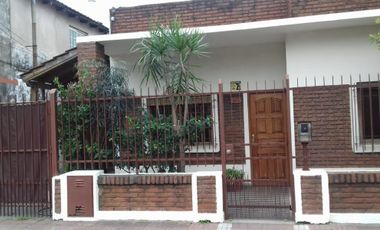 EXCELENTE CASA 2 PLANTAS EN LOTE PROPIO CON COCHERA SEMICUBIERTA, 4 HABITACIONES, PATIO Y FONDO LIBRE, LAVADERO Y JARDÍN DE INVIERNO. EXCELENTE ESTADO