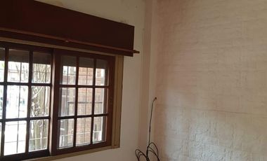 EXCELENTE CASA 2 PLANTAS EN LOTE PROPIO CON COCHERA SEMICUBIERTA, 4 HABITACIONES, PATIO Y FONDO LIBRE, LAVADERO Y JARDÍN DE INVIERNO. EXCELENTE ESTADO