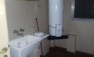 EXCELENTE CASA 2 PLANTAS EN LOTE PROPIO CON COCHERA SEMICUBIERTA, 4 HABITACIONES, PATIO Y FONDO LIBRE, LAVADERO Y JARDÍN DE INVIERNO. EXCELENTE ESTADO