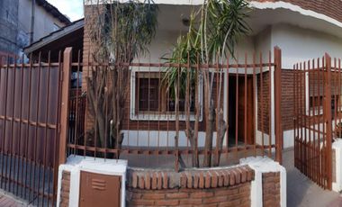 EXCELENTE CASA 2 PLANTAS EN LOTE PROPIO CON COCHERA SEMICUBIERTA, 4 HABITACIONES, PATIO Y FONDO LIBRE, LAVADERO Y JARDÍN DE INVIERNO. EXCELENTE ESTADO