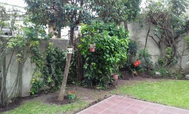 EXCELENTE CASA 2 PLANTAS EN LOTE PROPIO CON COCHERA SEMICUBIERTA, 4 HABITACIONES, PATIO Y FONDO LIBRE, LAVADERO Y JARDÍN DE INVIERNO. EXCELENTE ESTADO
