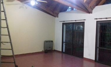 EXCELENTE CASA 2 PLANTAS EN LOTE PROPIO CON COCHERA SEMICUBIERTA, 4 HABITACIONES, PATIO Y FONDO LIBRE, LAVADERO Y JARDÍN DE INVIERNO. EXCELENTE ESTADO