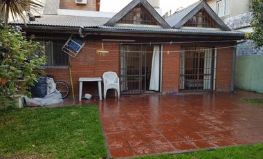 EXCELENTE CASA 2 PLANTAS EN LOTE PROPIO CON COCHERA SEMICUBIERTA, 4 HABITACIONES, PATIO Y FONDO LIBRE, LAVADERO Y JARDÍN DE INVIERNO. EXCELENTE ESTADO