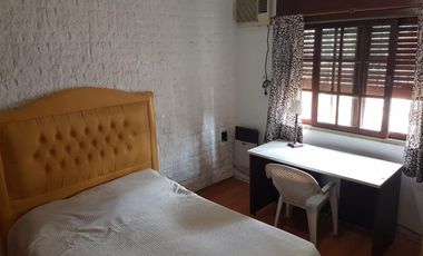 EXCELENTE CASA 2 PLANTAS EN LOTE PROPIO CON COCHERA SEMICUBIERTA, 4 HABITACIONES, PATIO Y FONDO LIBRE, LAVADERO Y JARDÍN DE INVIERNO. EXCELENTE ESTADO