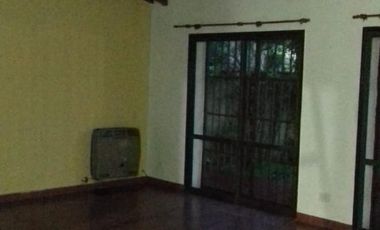 EXCELENTE CASA 2 PLANTAS EN LOTE PROPIO CON COCHERA SEMICUBIERTA, 4 HABITACIONES, PATIO Y FONDO LIBRE, LAVADERO Y JARDÍN DE INVIERNO. EXCELENTE ESTADO