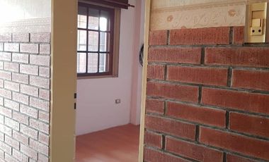 EXCELENTE CASA 2 PLANTAS EN LOTE PROPIO CON COCHERA SEMICUBIERTA, 4 HABITACIONES, PATIO Y FONDO LIBRE, LAVADERO Y JARDÍN DE INVIERNO. EXCELENTE ESTADO