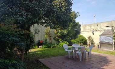 EXCELENTE CASA 2 PLANTAS EN LOTE PROPIO CON COCHERA SEMICUBIERTA, 4 HABITACIONES, PATIO Y FONDO LIBRE, LAVADERO Y JARDÍN DE INVIERNO. EXCELENTE ESTADO