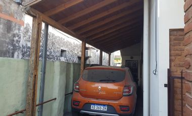 EXCELENTE CASA 2 PLANTAS EN LOTE PROPIO CON COCHERA SEMICUBIERTA, 4 HABITACIONES, PATIO Y FONDO LIBRE, LAVADERO Y JARDÍN DE INVIERNO. EXCELENTE ESTADO