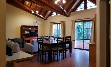 EXCELENTE CASA 2 PLANTAS EN LOTE PROPIO CON COCHERA SEMICUBIERTA, 4 HABITACIONES, PATIO Y FONDO LIBRE, LAVADERO Y JARDÍN DE INVIERNO. EXCELENTE ESTADO