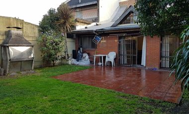 EXCELENTE CASA 2 PLANTAS EN LOTE PROPIO CON COCHERA SEMICUBIERTA, 4 HABITACIONES, PATIO Y FONDO LIBRE, LAVADERO Y JARDÍN DE INVIERNO. EXCELENTE ESTADO