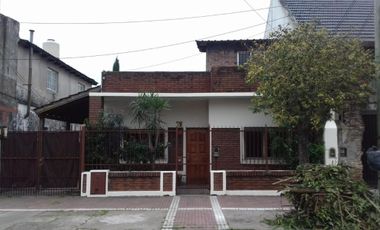 EXCELENTE CASA 2 PLANTAS EN LOTE PROPIO CON COCHERA SEMICUBIERTA, 4 HABITACIONES, PATIO Y FONDO LIBRE, LAVADERO Y JARDÍN DE INVIERNO. EXCELENTE ESTADO