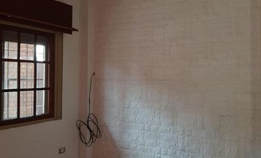 EXCELENTE CASA 2 PLANTAS EN LOTE PROPIO CON COCHERA SEMICUBIERTA, 4 HABITACIONES, PATIO Y FONDO LIBRE, LAVADERO Y JARDÍN DE INVIERNO. EXCELENTE ESTADO