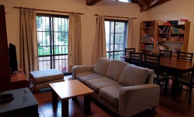 EXCELENTE CASA 2 PLANTAS EN LOTE PROPIO CON COCHERA SEMICUBIERTA, 4 HABITACIONES, PATIO Y FONDO LIBRE, LAVADERO Y JARDÍN DE INVIERNO. EXCELENTE ESTADO